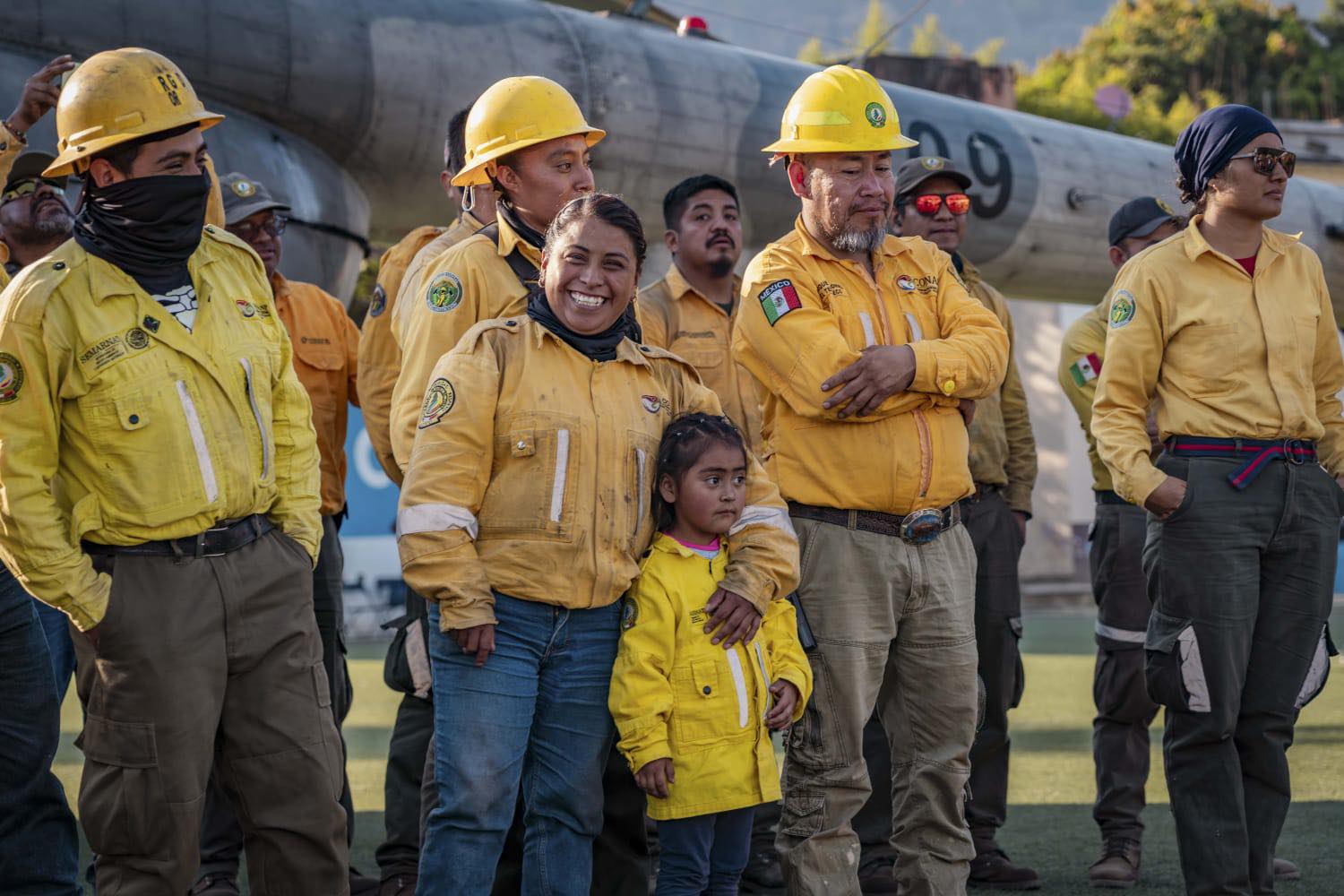 APLAUDEN LABOR HEROICA DE BRIGADISTAS Y PERSONAL OPERATIVO TRAS CONTROLAR INCENDIO EN TEPOZTLÁN